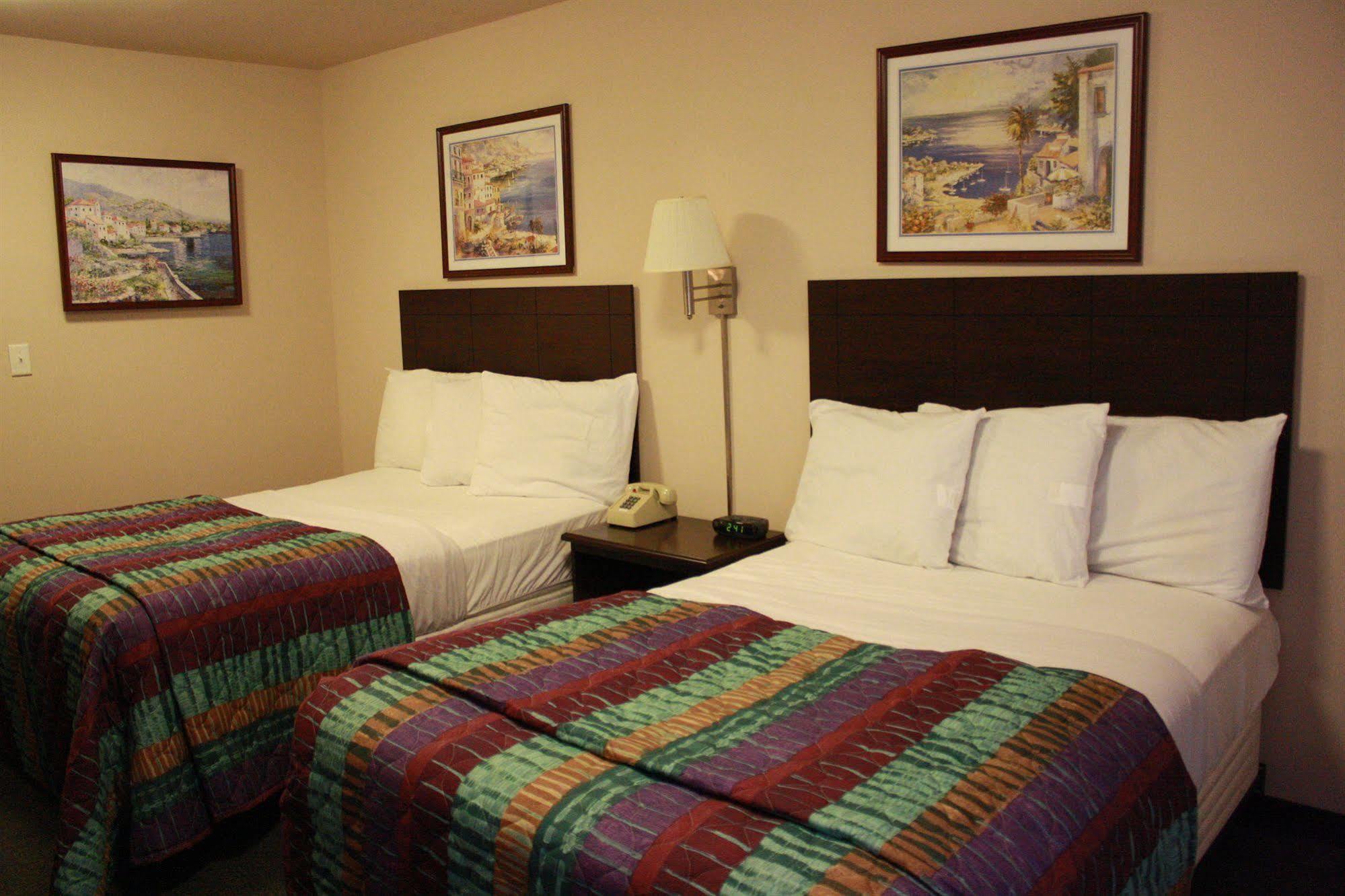Intown Suites Extended Stay Newport News Va - City Center Room photo